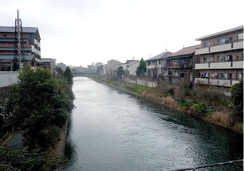 北川本家の先には橋