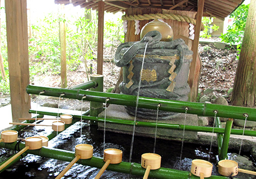 手水舎の水口が酒樽と蛇