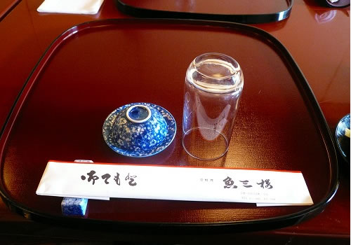 お盆にグラスと茶碗